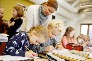 woman-teacher-classroom-colin-austin-gbiota