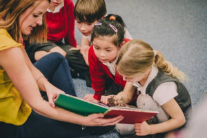 kids-reading-books-colin-austin-gbiota
