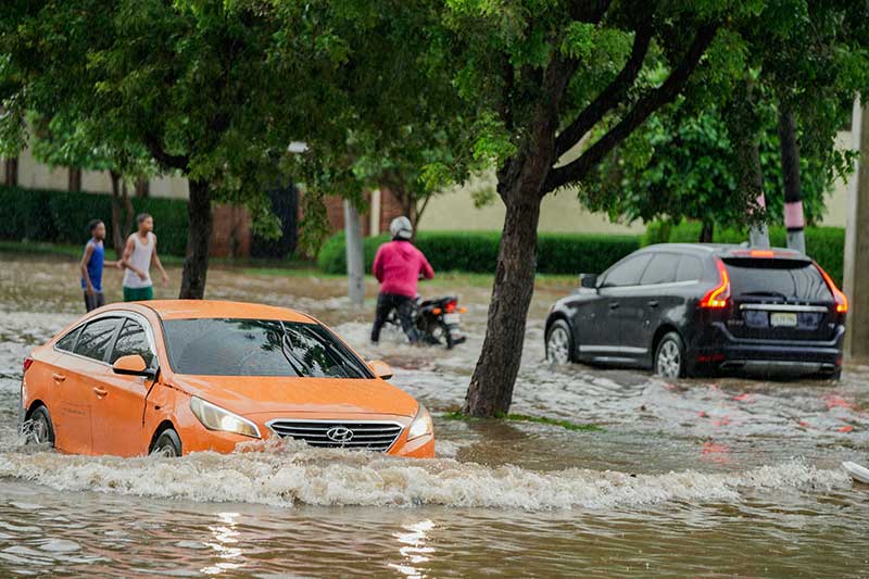 cars-and-people-stuck-in-flood-colin-austin-gbiota
